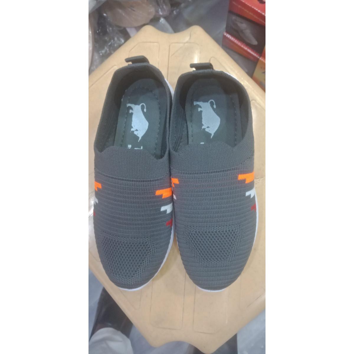 Sports shoes