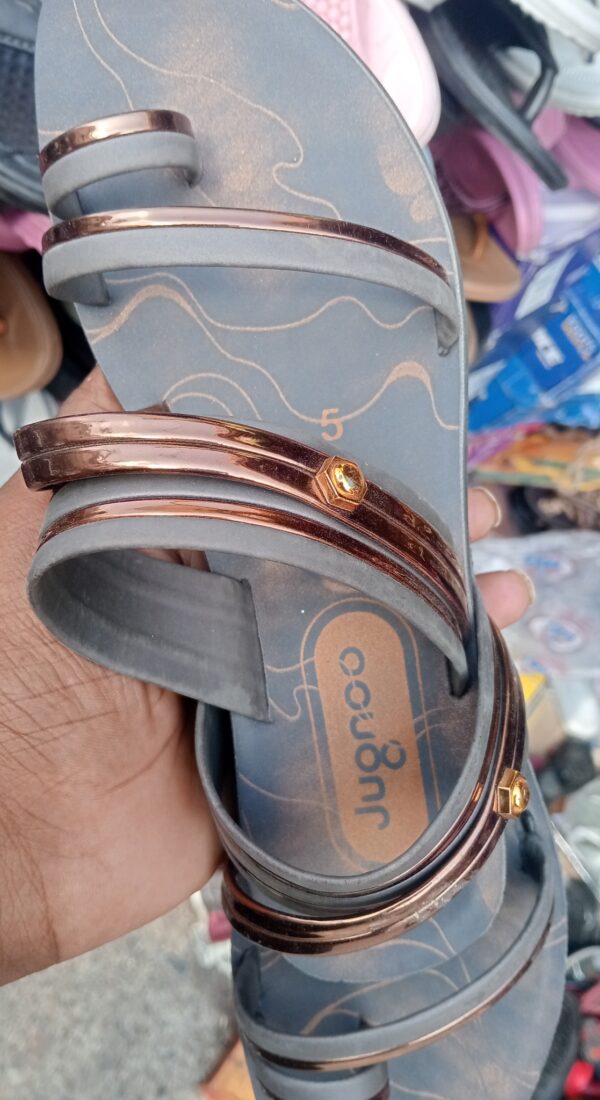 Jugnoo slippers size 5
